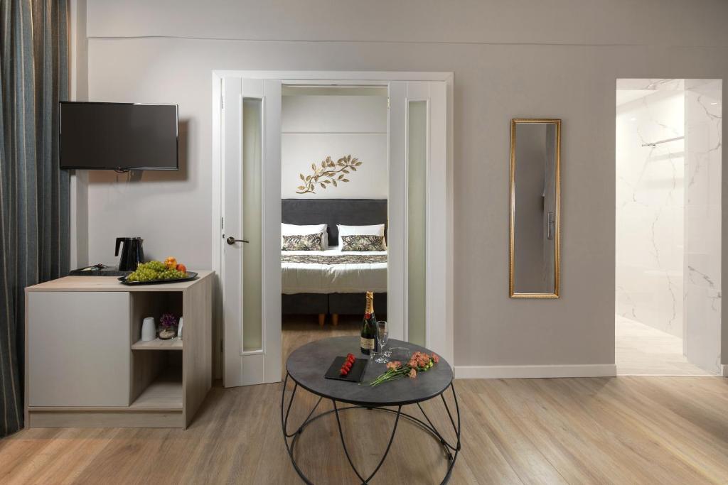 TV a/nebo společenská místnost v ubytování Melina Oasis Boutique Hotel