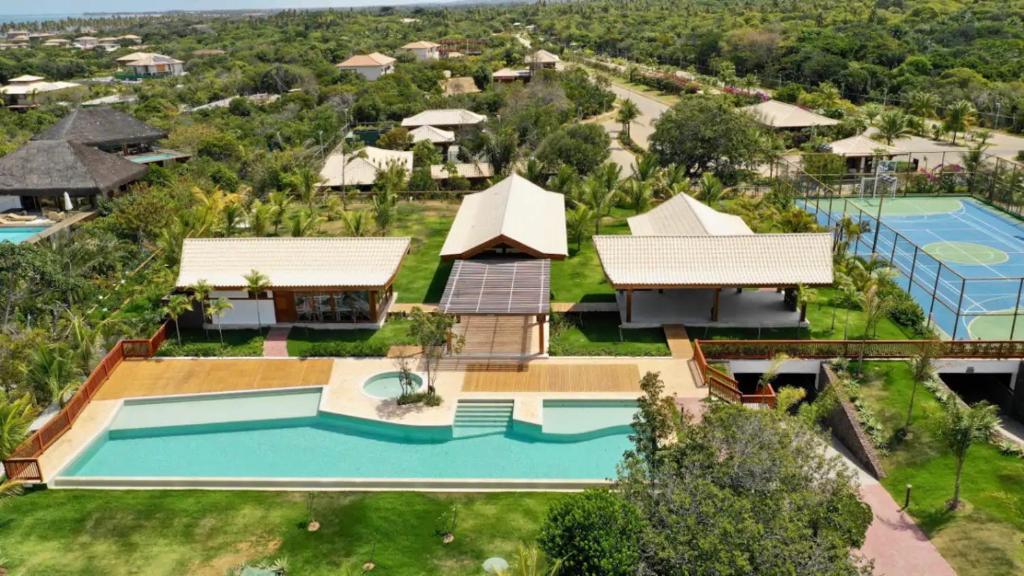 uma vista aérea de uma casa com piscina em "Simplesmente um Paraíso" na Praia do Forte