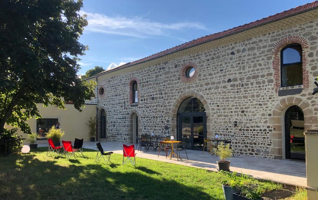 Een patio of ander buitengedeelte van Le Trianon d'Yss