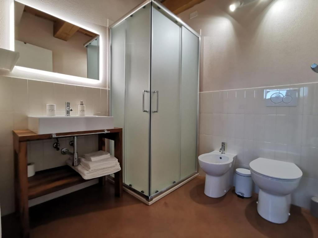 A bathroom at Casale dei Cinque Colli