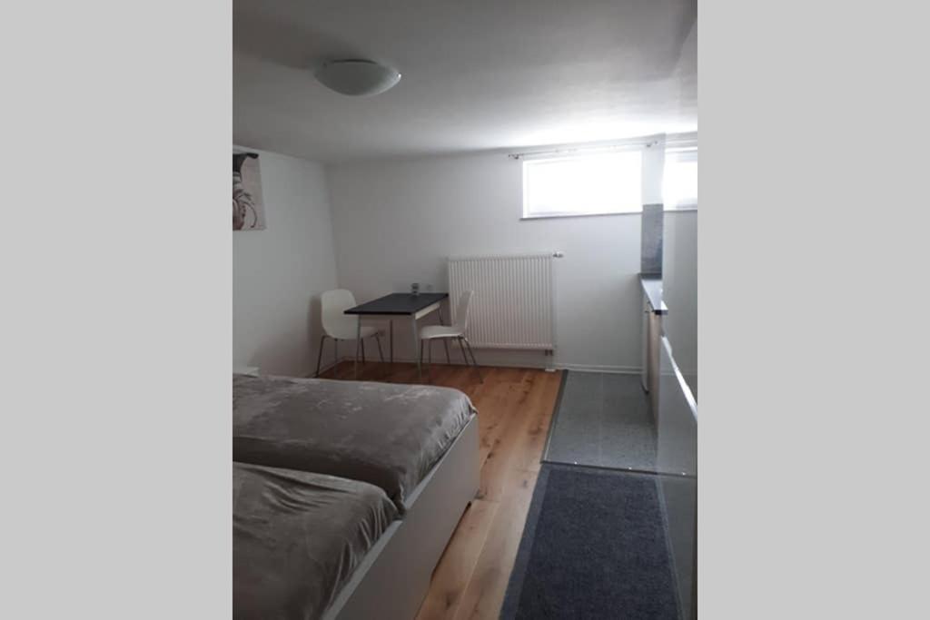 Habitación pequeña con cama y mesa en Zimmer in direkter Nähe zu Basel, en Grenzach-Wyhlen