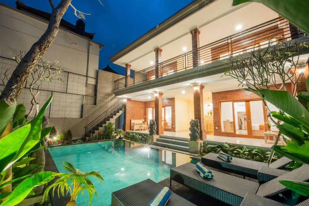 eine Außenansicht eines Hauses mit Swimmingpool in der Unterkunft Villa Semujan Ubud in Ubud