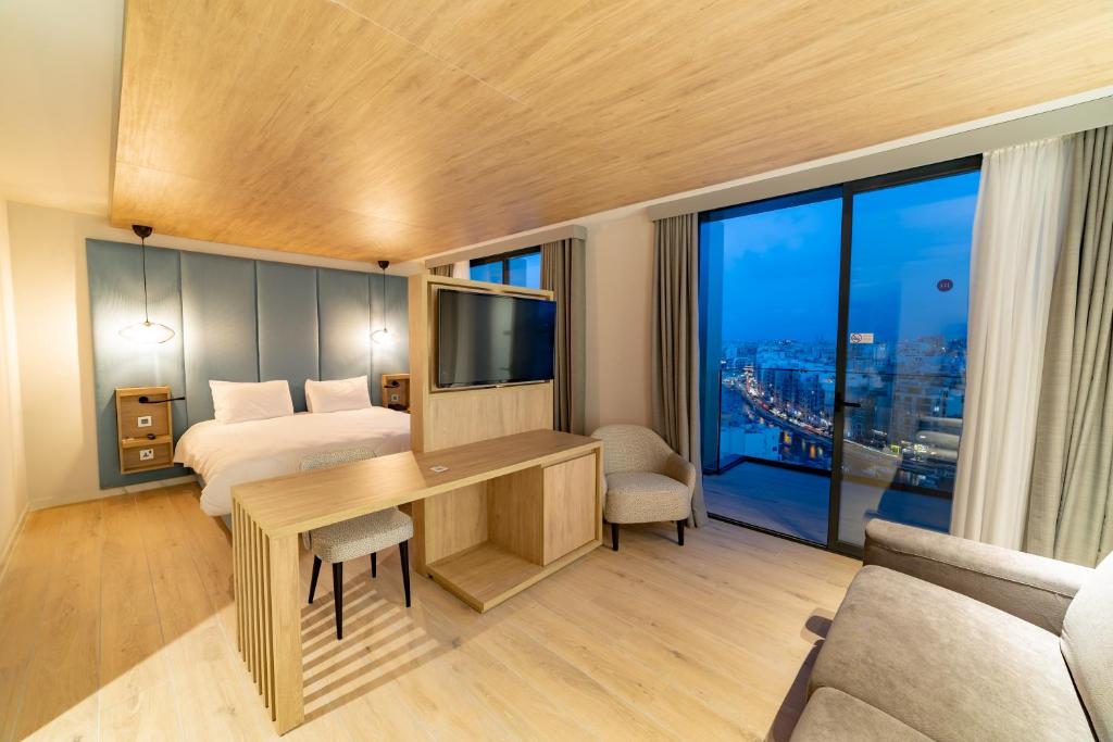 TV a/nebo společenská místnost v ubytování Mercure St. Julian's Malta