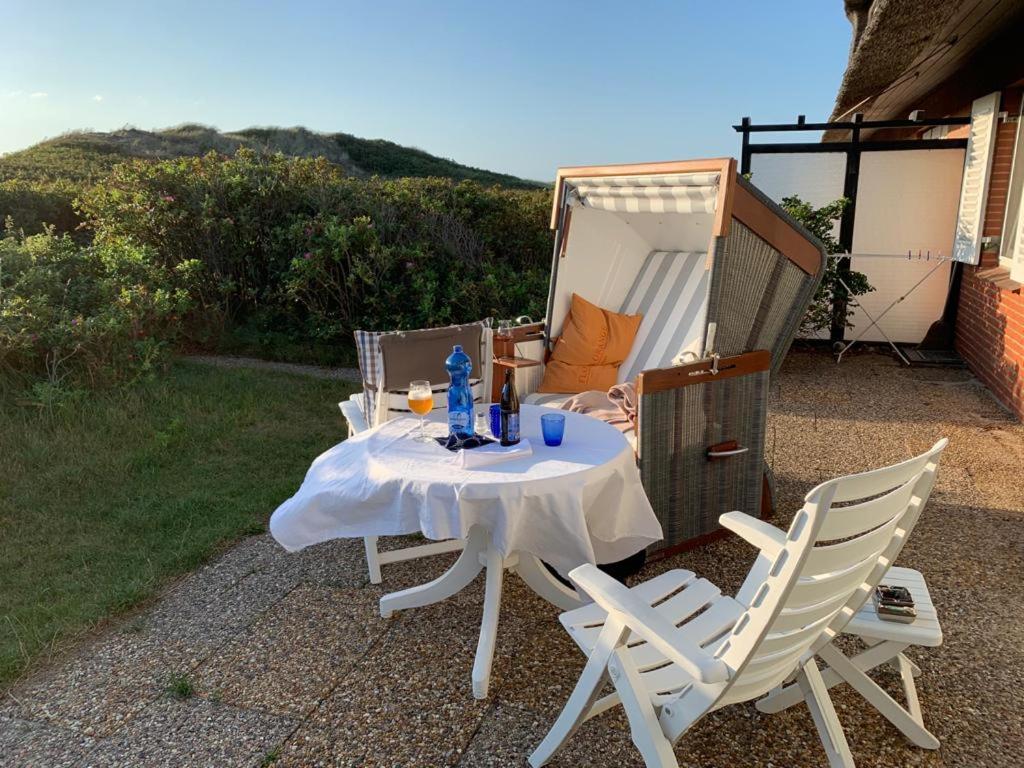 una mesa y dos sillas sentadas en un patio en Kliffssand 33, en Kampen