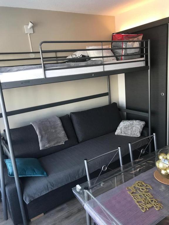 - un salon avec un canapé et des lits superposés dans l'établissement Portillo station Puy Saint Vincent, à Puy-Saint-Vincent