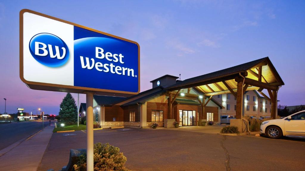 najlepszy zachodni znak przed budynkiem w obiekcie Best Western Yellowstone Crossing w mieście Laurel