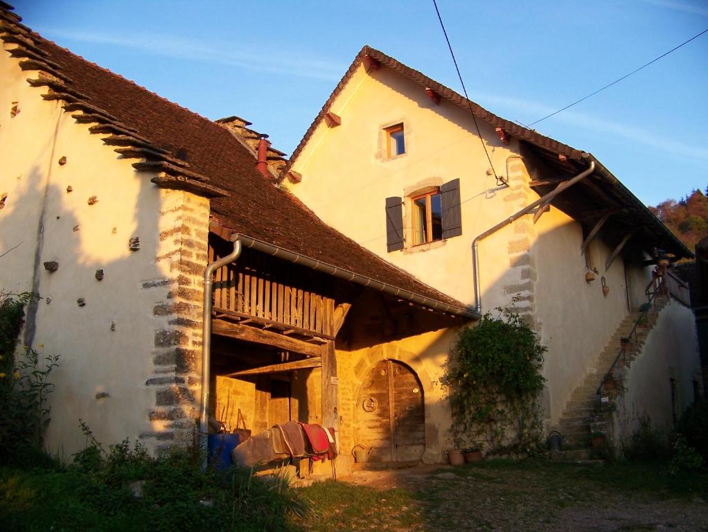 un vecchio edificio con un cancello di fronte di Maison du Rostaing a Passenans