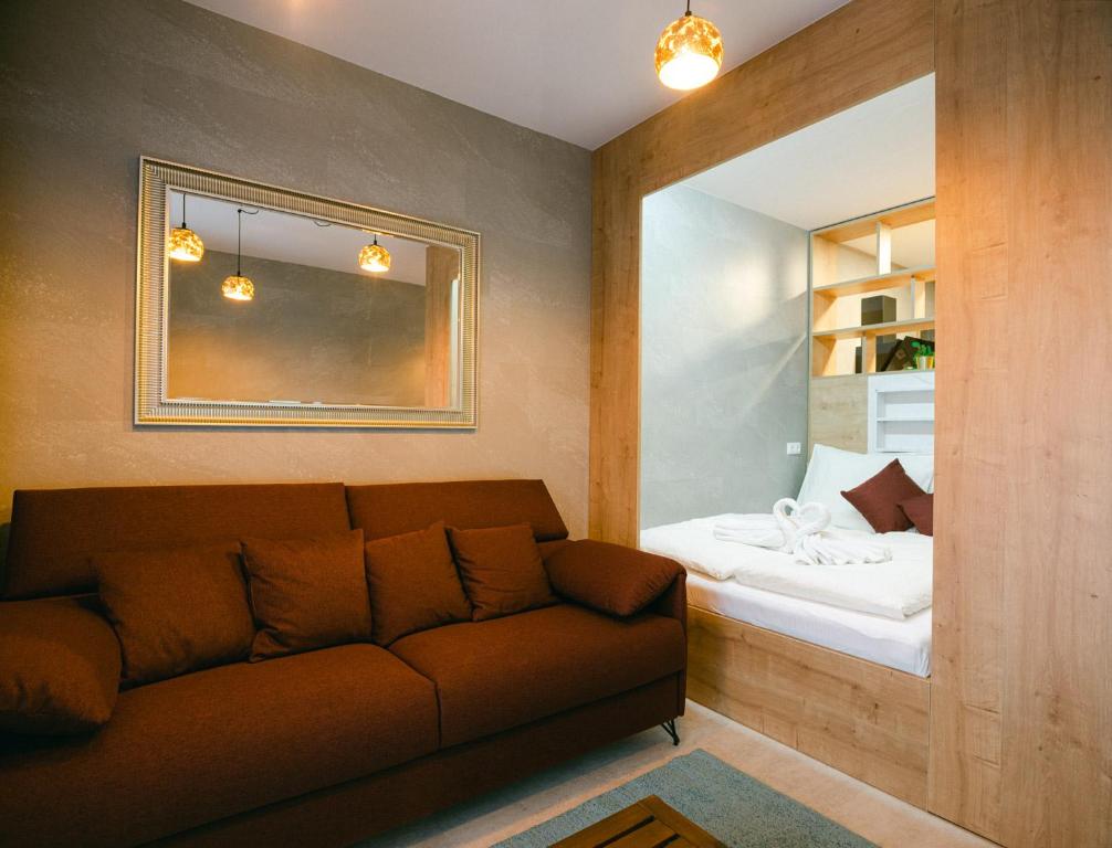 布拉提斯拉瓦的住宿－Svarog Unique Apartment，带沙发的客厅和卧室