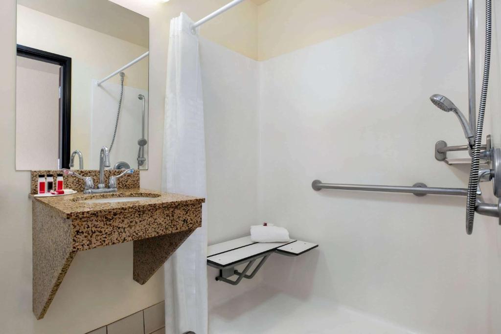 Travelodge by Wyndham North Platte photo