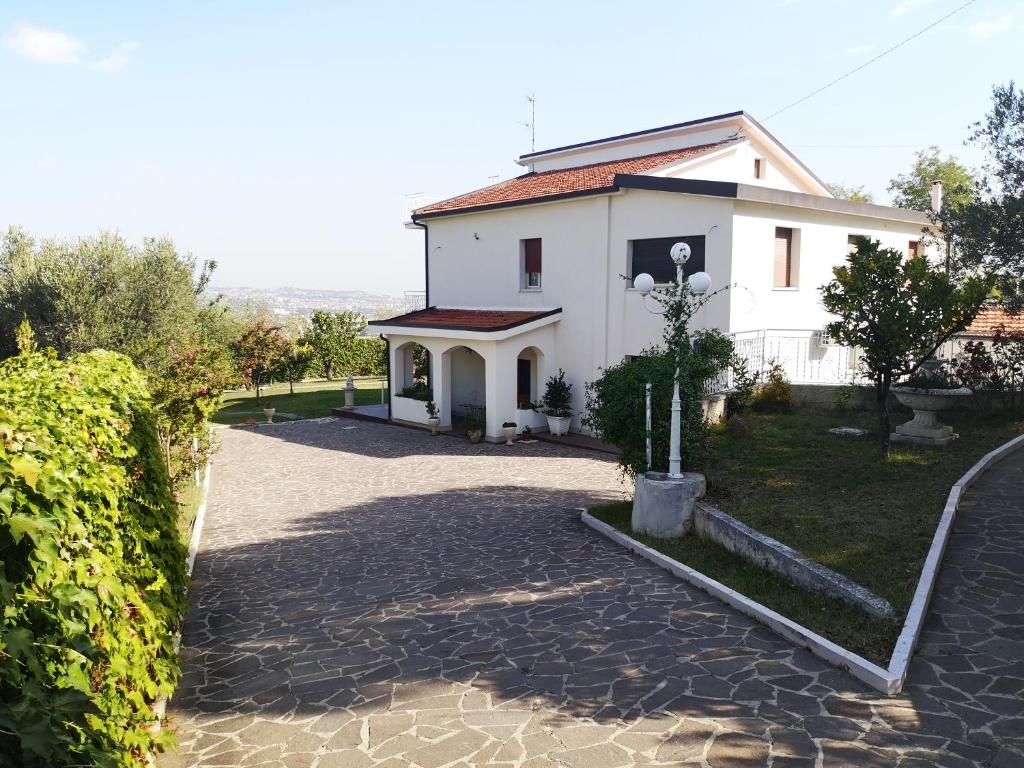 a small white house with a driveway at Villa Margherita in San Giovanni Teatino