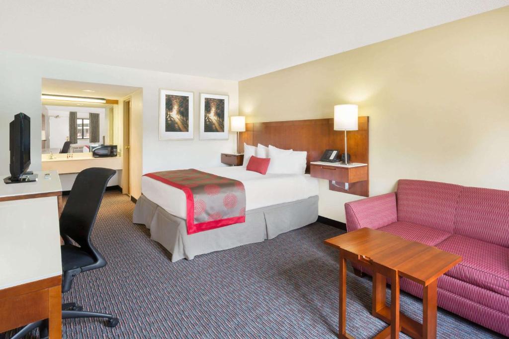 Postel nebo postele na pokoji v ubytování Ramada by Wyndham Cedar City