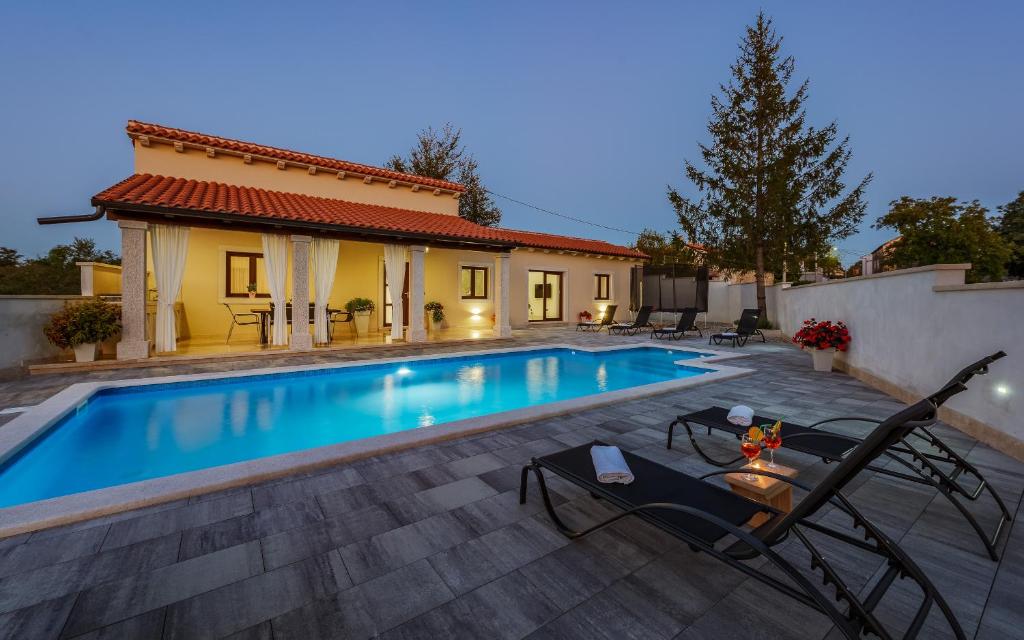 Πισίνα στο ή κοντά στο Villa Desapemani with heated pool