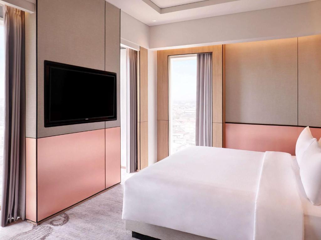 Postel nebo postele na pokoji v ubytování Mercure Samarinda