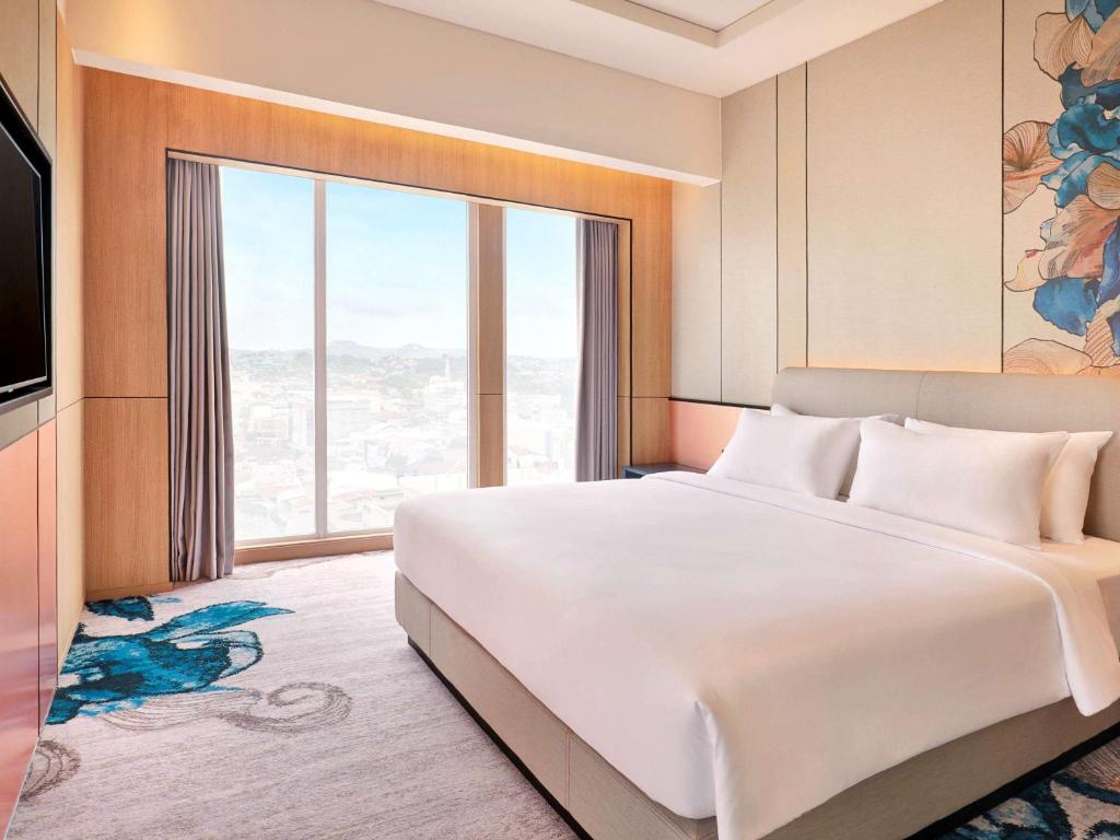 Postel nebo postele na pokoji v ubytování Mercure Samarinda