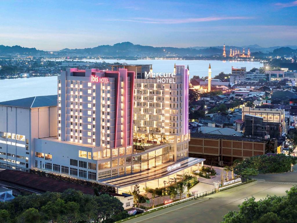 a rendering of a mgm hotel in a city dans l'établissement Ibis Samarinda, à Samarinda