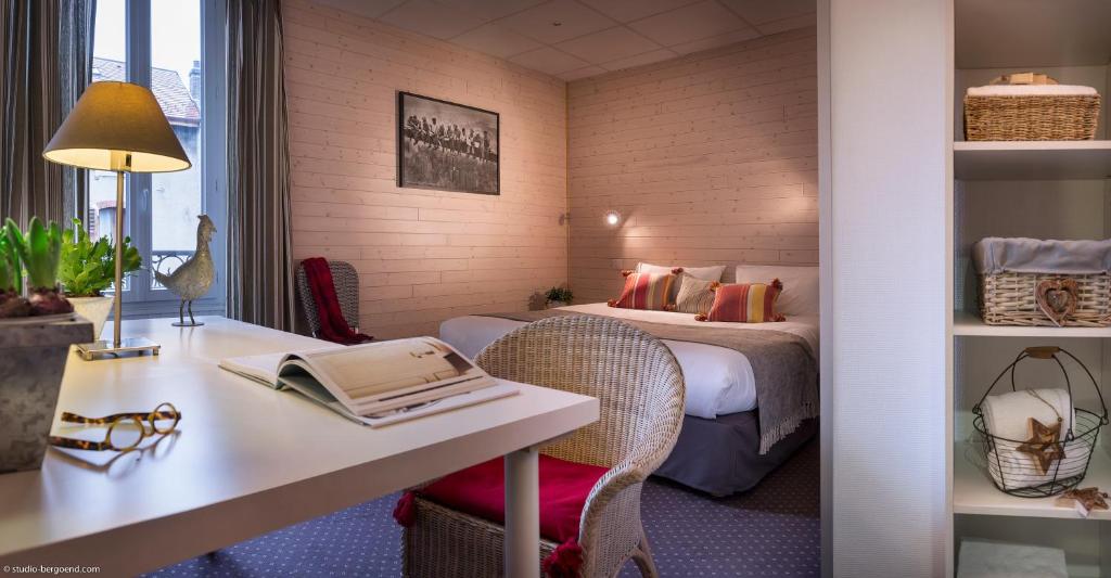 Postel nebo postele na pokoji v ubytování Hôtel des Alpes