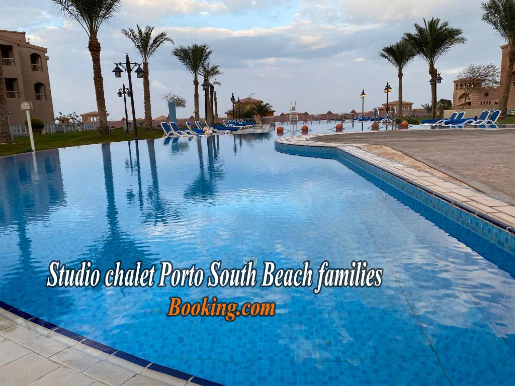 The swimming pool at or close to Studio chalet Porto South Beach families