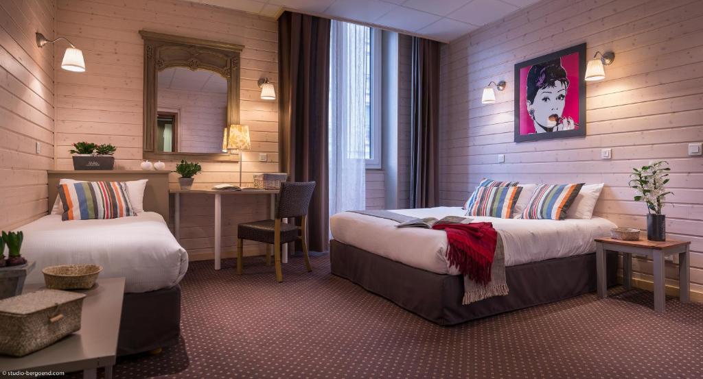 Postel nebo postele na pokoji v ubytování Hôtel des Alpes