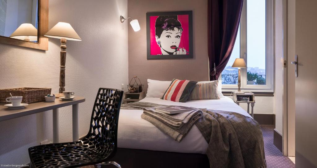 Postel nebo postele na pokoji v ubytování Hôtel des Alpes