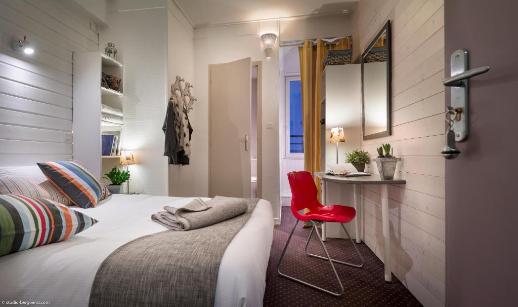 Postel nebo postele na pokoji v ubytování Hôtel des Alpes