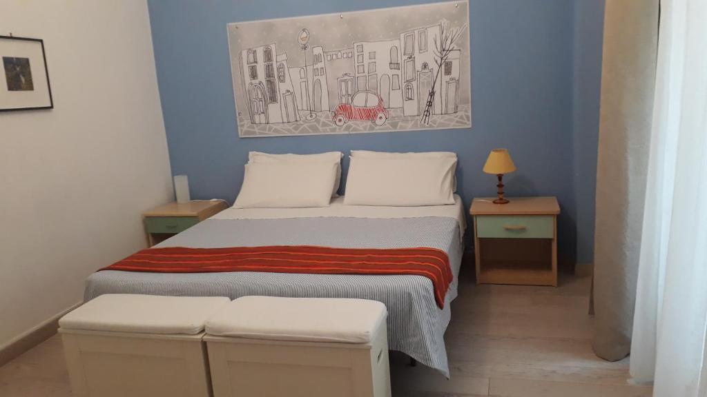 ローマにあるSacra Domus apartmentの小さなベッドルーム(ベッド1台、ナイトスタンド2台付)