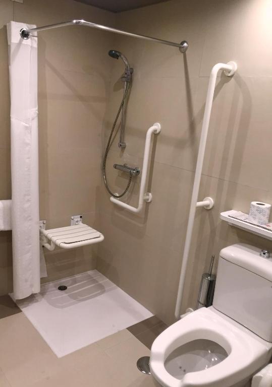 łazienka z toaletą i prysznicem w obiekcie Holiday Inn Rome - Eur Parco Dei Medici by IHG w Rzymie