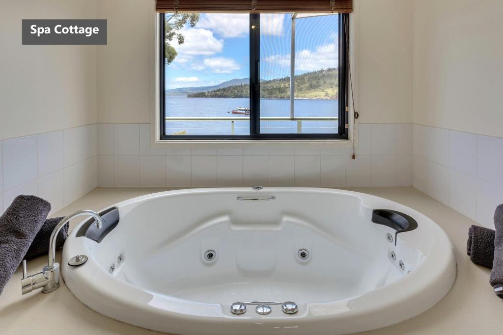 Port Huon Cottages - Spa Cottage