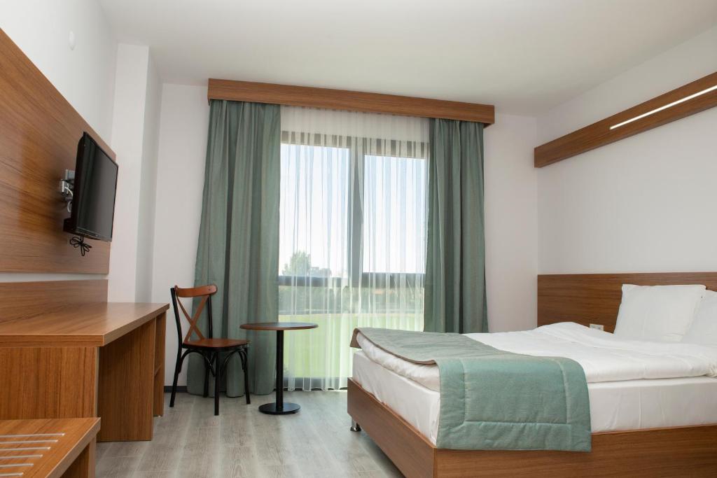 Habitación de hotel con cama y TV en BUSINESS EXPRESS HOTEL en Tekirdağ