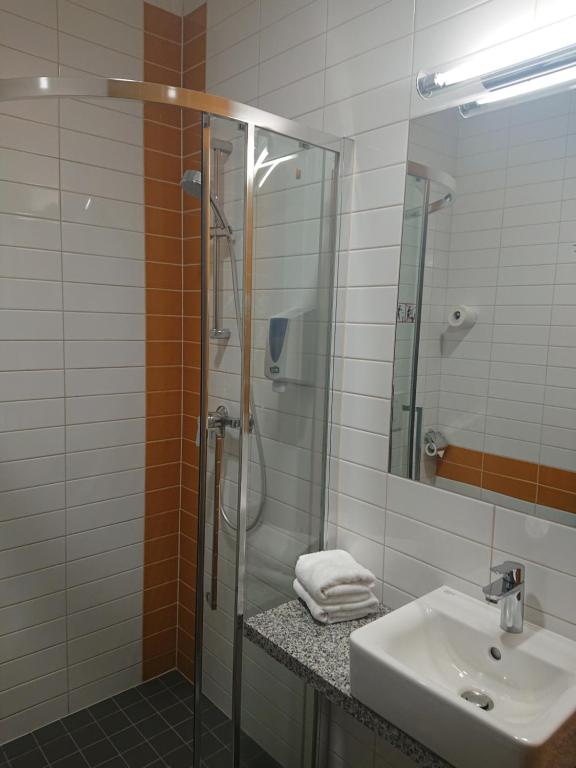 Koupelna v ubytování Algiro Hotel