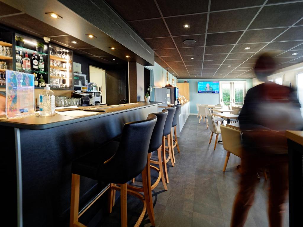 Lounge nebo bar v ubytování Kyriad DIRECT Saint Brieuc - Parc des Expositions
