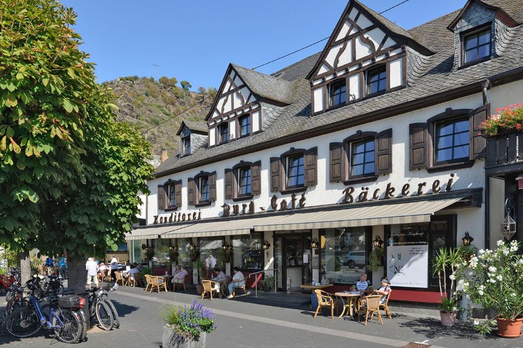 un grande edificio con persone sedute fuori di DORMERO Moselhotel Koblenz-Alken ad Alken