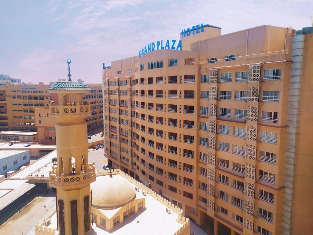 un gran edificio con un cartel encima en The Grand Plaza Hotel Smouha, en Alejandría