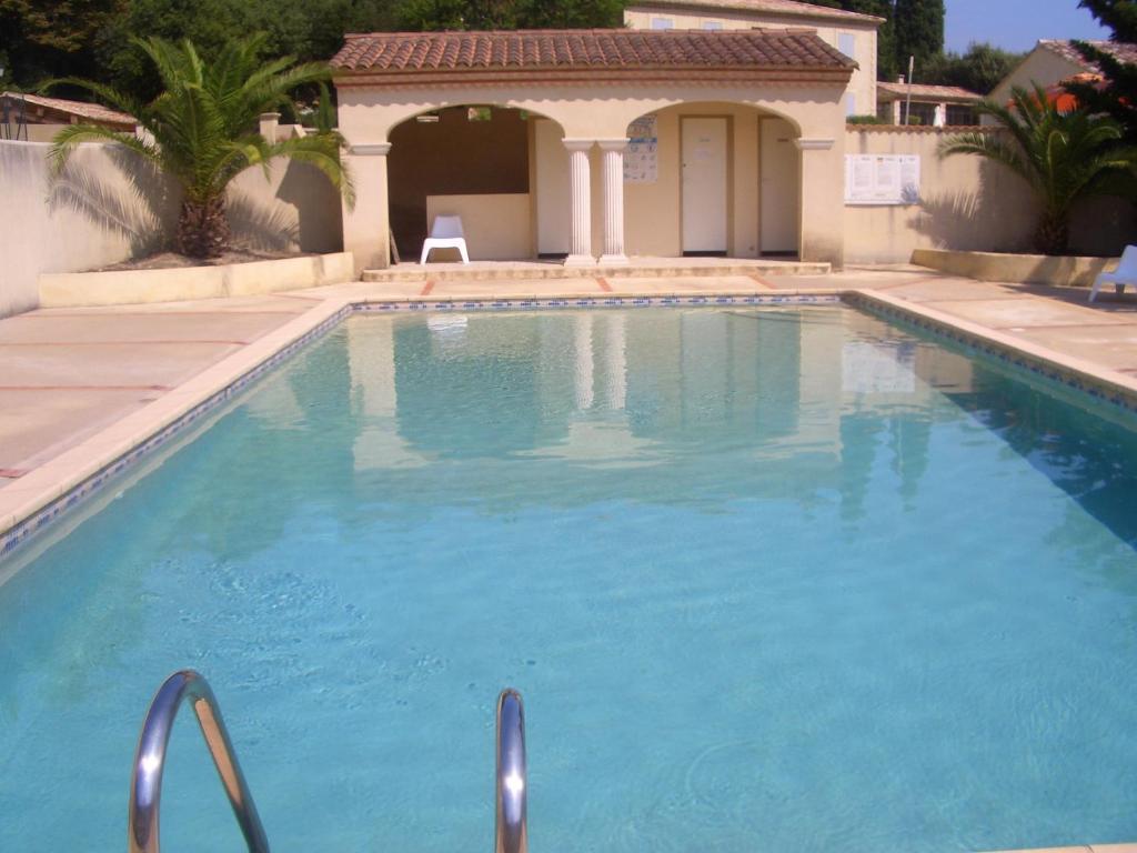 une piscine devant une maison dans l'établissement Appart'17-Domaine de la source, à Uzès