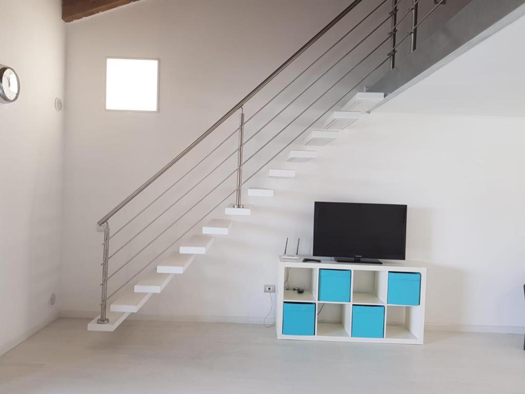 Telewizja i/lub zestaw kina domowego w obiekcie Appartamento da sogno nel Resort Marinagri
