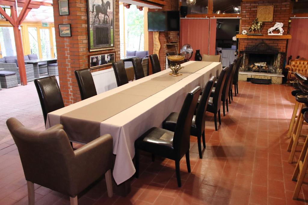Reštaurácia alebo iné gastronomické zariadenie v ubytovaní Ambiente