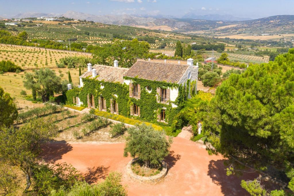 an aerial view of a house with ivy at Cortijo LA Organic in Ronda
