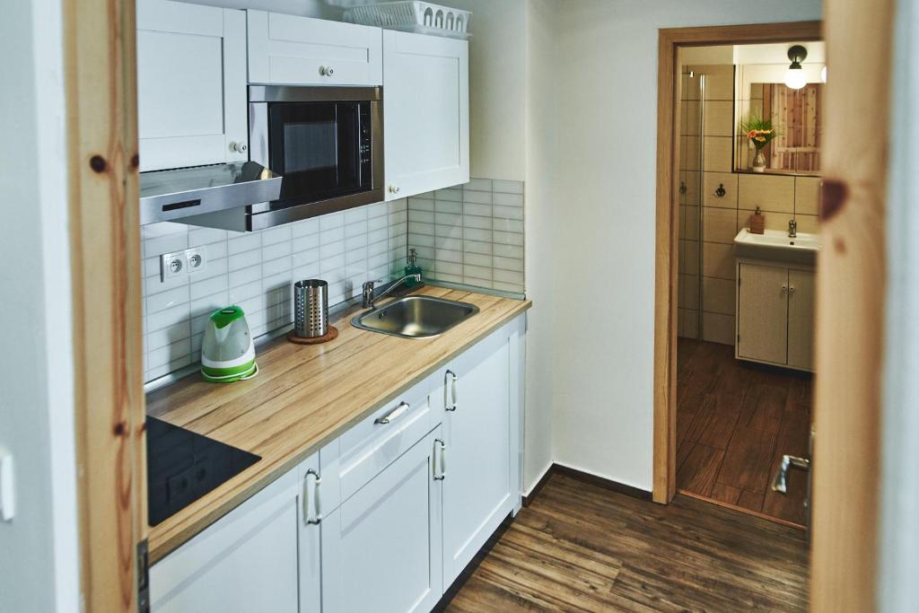 Kuchyň nebo kuchyňský kout v ubytování Apartmány Na Faře