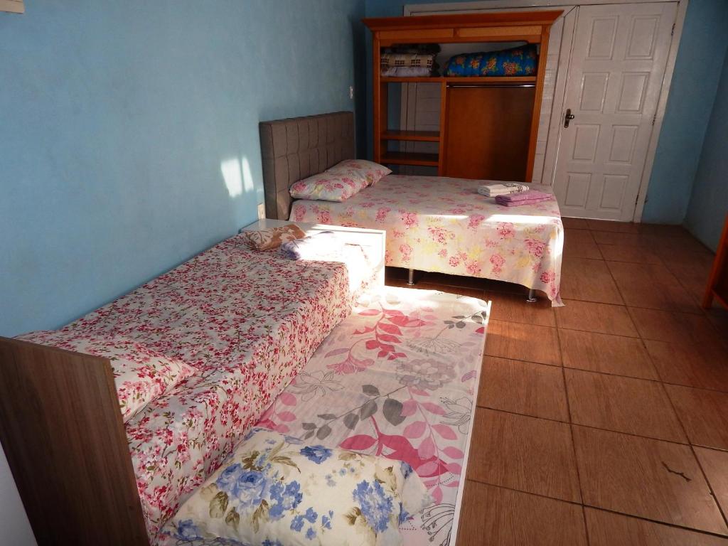 Zimmer mit 2 Betten in einem Zimmer in der Unterkunft Residenciais Casa Verde Gramado in Gramado