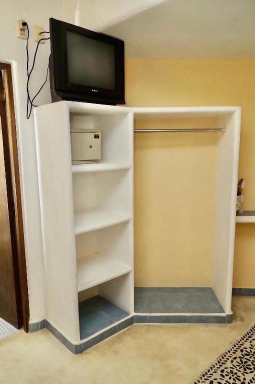 Una televisión o centro de entretenimiento en Hotel Bahia Huatulco