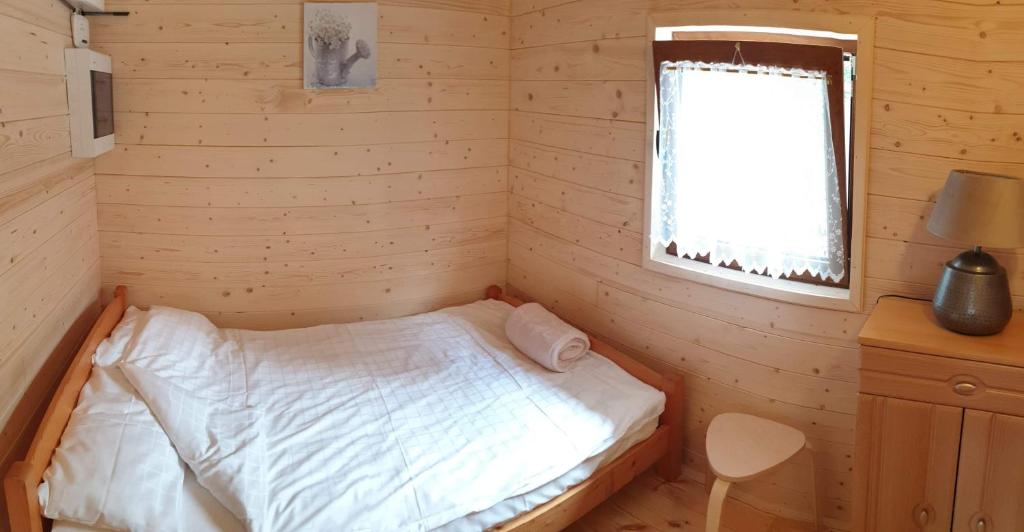 Postel nebo postele na pokoji v ubytování DOMKI KARKONOSZE SEN DOBRY