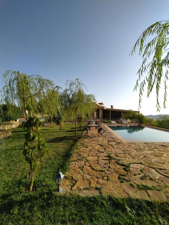 una casa con piscina en un patio en Rise In Valley, en Ifrane