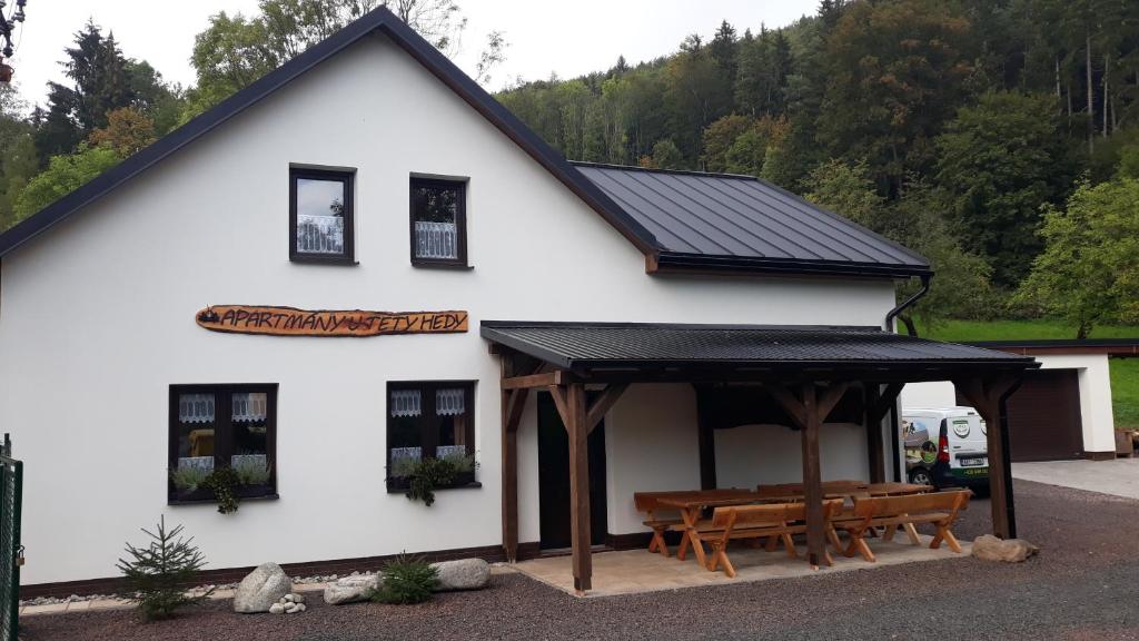 Budova, v ktorej sa apartmán nachádza