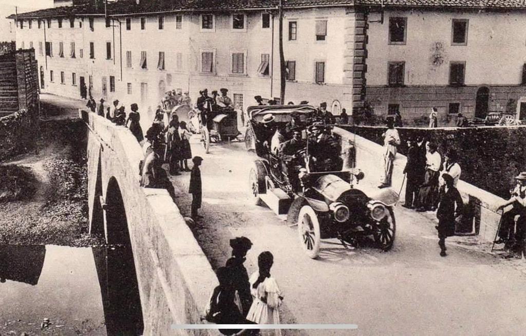 una vieja foto de un coche viejo en un puente en Little Liberty Loft, en Barberino di Mugello