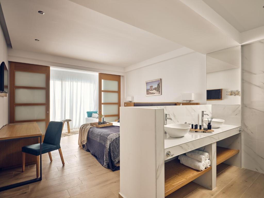 Postel nebo postele na pokoji v ubytování Cavo Orient Beach Hotel & Suites