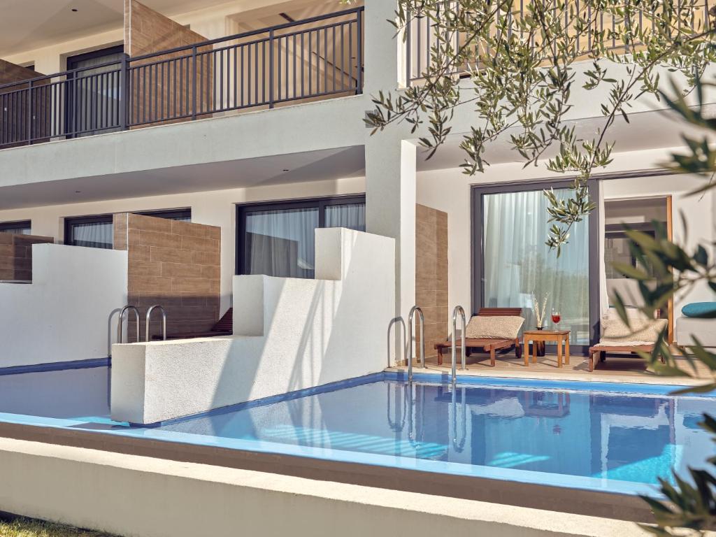 Bazén v ubytování Cavo Orient Beach Hotel & Suites nebo v jeho okolí