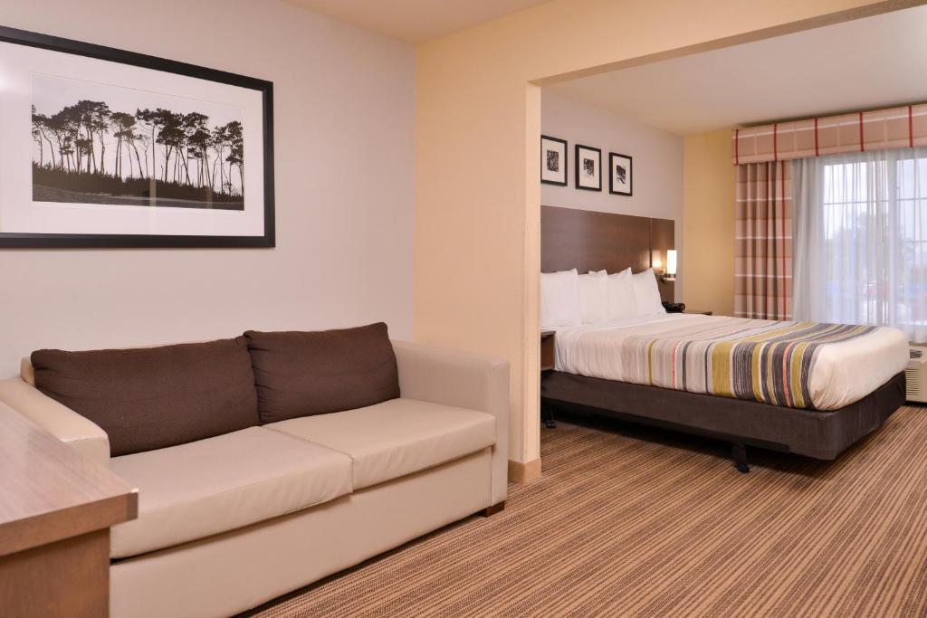 Country Inn & Suites by Radisson, Omaha Airport, IAにあるベッド