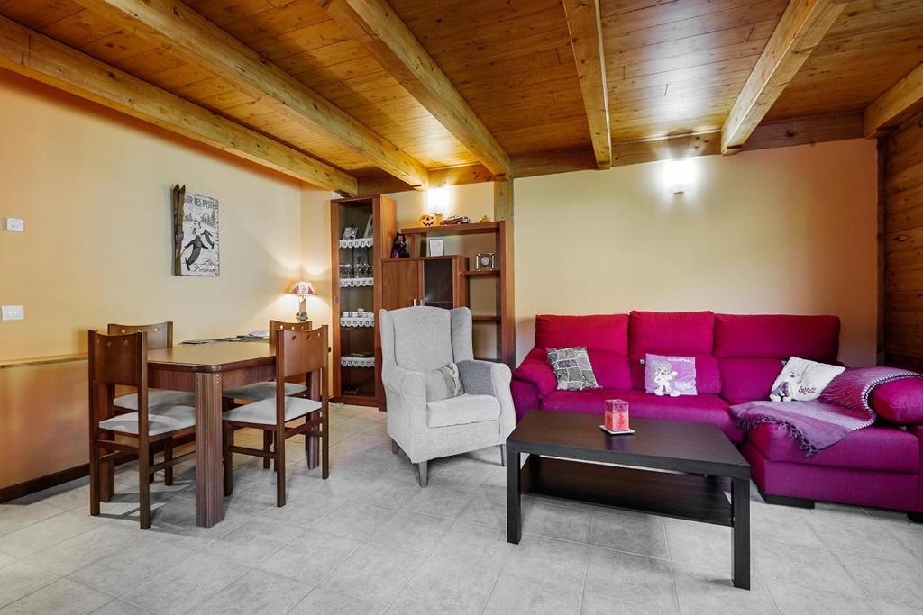 sala de estar con sofá púrpura y mesa en MAIANS - Peu del Riu 122 - Vall d'Incles - Soldeu en Incles