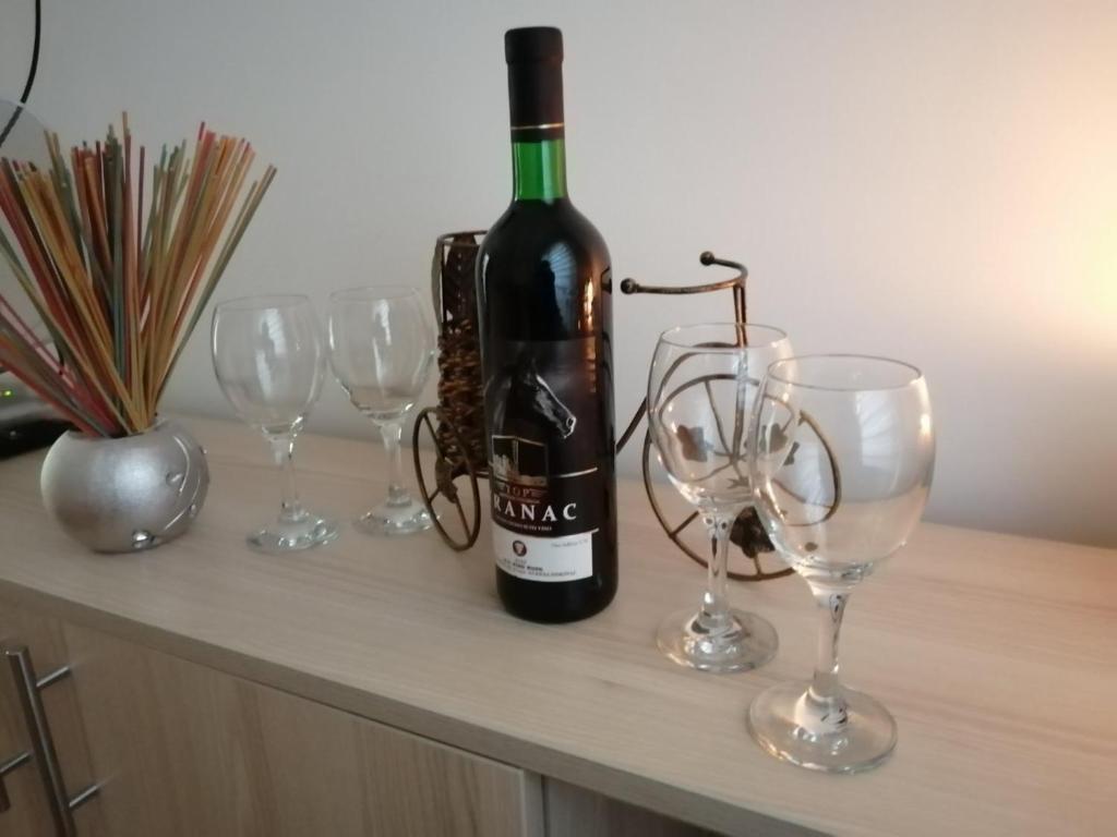 烏日策的住宿－Uzicki-konaci，一瓶葡萄酒和酒杯放在柜台上