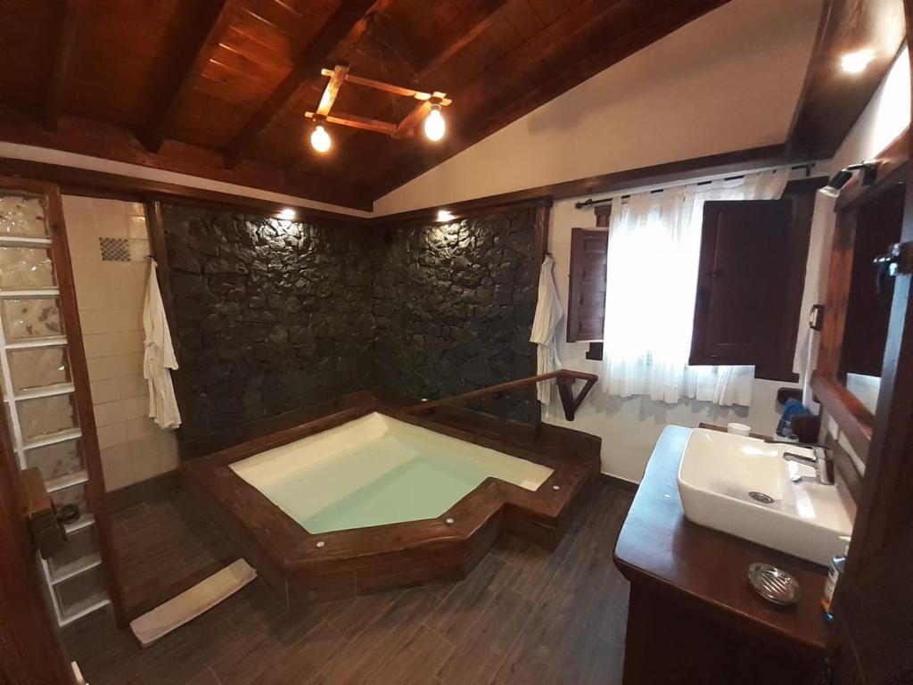 A bed or beds in a room at Casas Rurales Los Guinderos