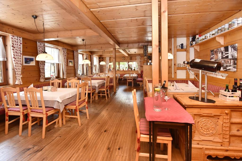 Restaurace v ubytování Gasthaus & Pension Alphorn